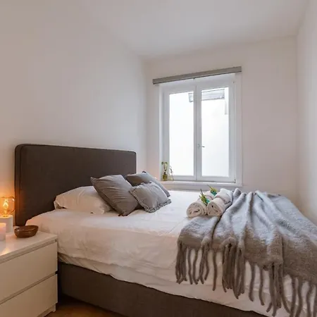 Huswell - Brand New Near The Blankenberge